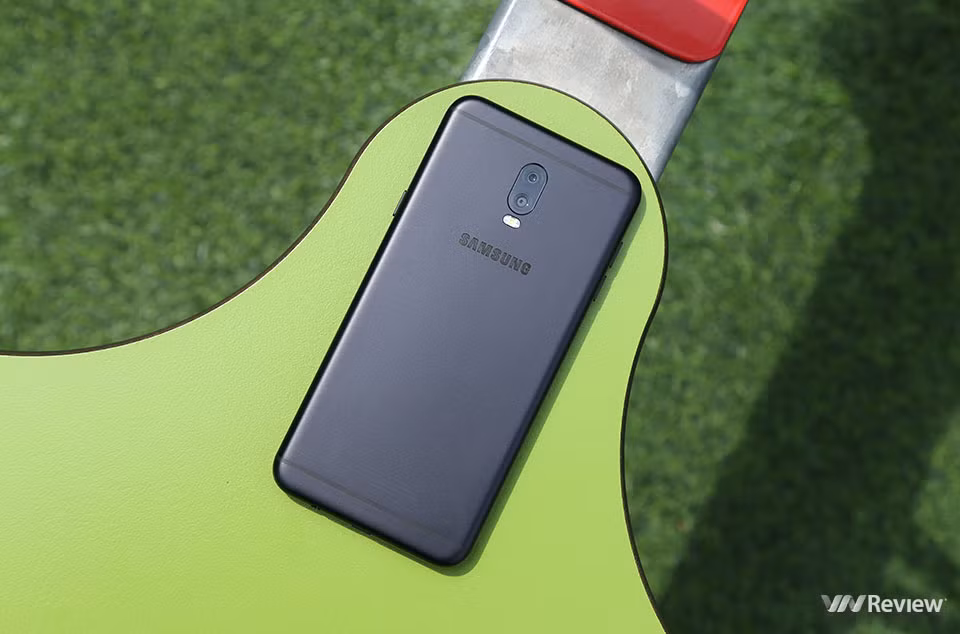 Mo hop Samsung Galaxy J7 Plus chinh hang vua len ke hom nay-Hinh-8