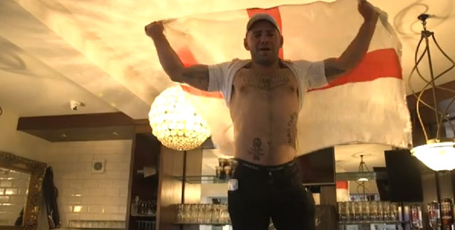 Anh thợ lát thảm Jamie Richardson đã xăm chiếc cup vô địch cùng dòng chữ: "England 2018 World Cup Winners". Ảnh: BBC.