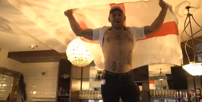 Anh thợ lát thảm Jamie Richardson đã xăm chiếc cup vô địch cùng dòng chữ: "England 2018 World Cup Winners". Ảnh: BBC.