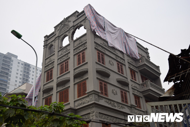 Theo lãnh đạo phường Trung Văn, ngày 12/3, phần sai phạm của căn nhà bắt đầu được phá dỡ, đưa ngôi nhà trở về theo đúng thiết kế được duyệt.