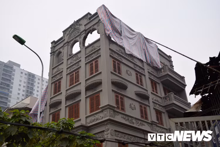 Theo lãnh đạo phường Trung Văn, ngày 12/3, phần sai phạm của căn nhà bắt đầu được phá dỡ, đưa ngôi nhà trở về theo đúng thiết kế được duyệt.