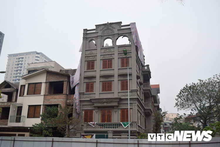 Căn biệt thự này có ký hiệu là BT1, nằm ngay sau chung cư HH2 Bắc Hà, tại ô đất có ký hiệu HH2, thuộc khu đô thị Phùng Khoang, phường Trung Văn, quận Nam Từ Liêm, Hà Nội.