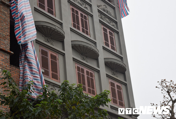 Được biết, khu đất này có nhiều ngôi biệt thự khác nhau, các căn nằm cùng lô đã bán hết, hoặc được sử dụng, hoặc bị bỏ trống hoặc đang cho cải tạo lại theo thiết kế riêng. Căn biệt thự của nguyên Cục trưởng C50 Nguyễn Thanh Hóa nằm ở phần góc của lô đất này.