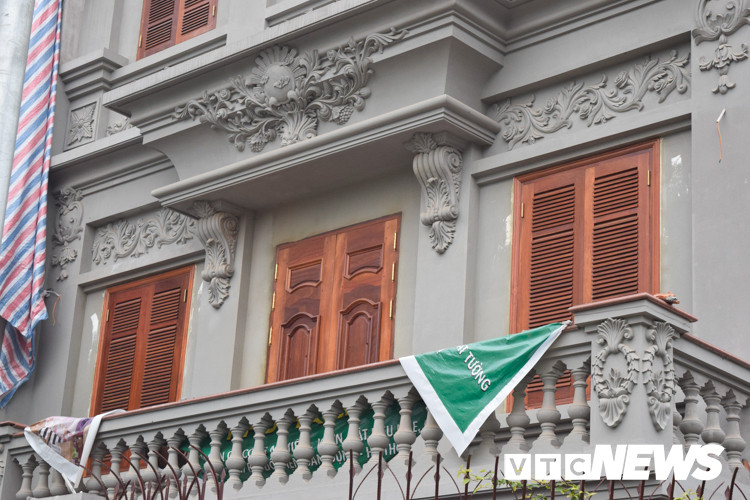 Căn biệt thự này có kiến trúc khác hoàn toàn, cao hơn hẳn, nổi bật lên ở lô góc.