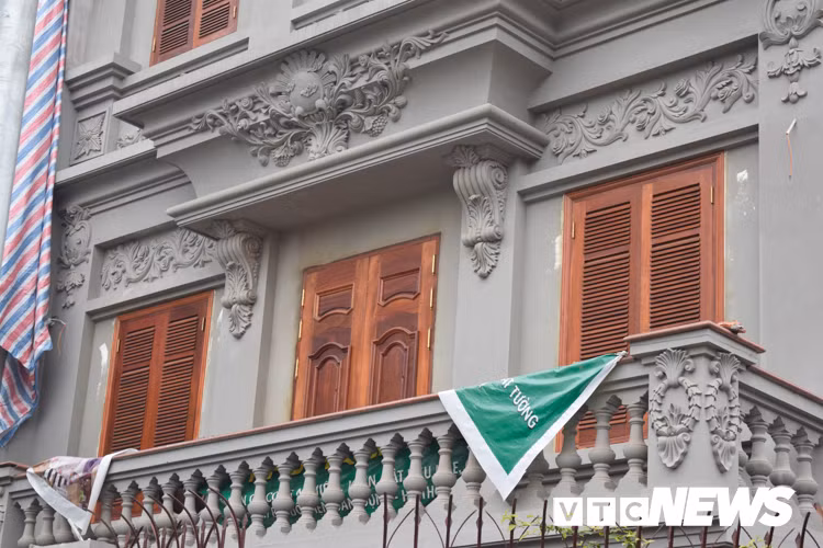 Căn biệt thự này có kiến trúc khác hoàn toàn, cao hơn hẳn, nổi bật lên ở lô góc.