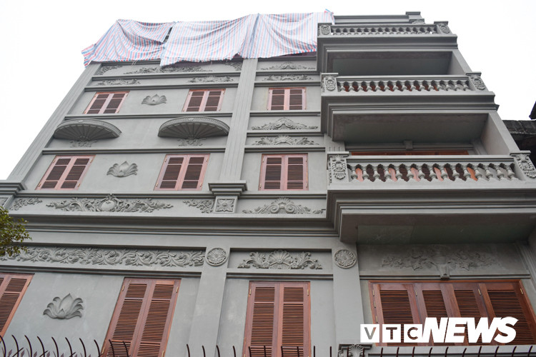 Giá của các căn biệt thự tại đây được rao bán trên 100 triệu đồng/m2. Với những lô góc như căn biệt thự này, mức giá không dưới 20 tỷ đồng/căn.