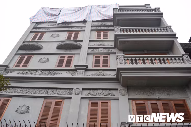 Giá của các căn biệt thự tại đây được rao bán trên 100 triệu đồng/m2. Với những lô góc như căn biệt thự này, mức giá không dưới 20 tỷ đồng/căn.