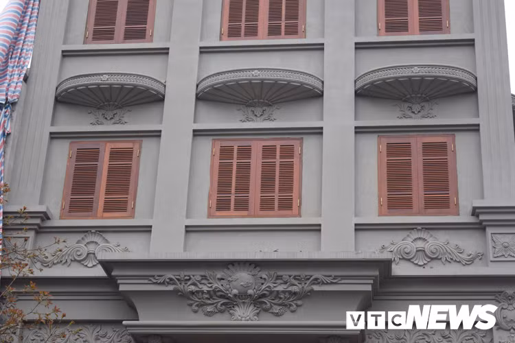Những cánh cửa sổ được làm bằng gỗ nguyên tấm, vẫn còn mới. Đáng chú ý, trong khi sai phạm của căn biệt thự này chưa bị xử lý thì nó đã được người chủ cho thuê lại với thời hạn cho thuê lên tới 10 năm với giá 30 triệu đồng/tháng.