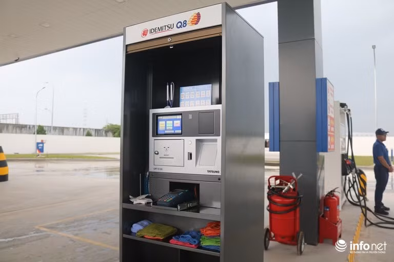 Trạm xăng IQ8 còn có hệ thống thanh toán thẻ POS, cho phép người mua không cần trả tiền mặt mà có thể thanh toán bằng thẻ ATM. 
