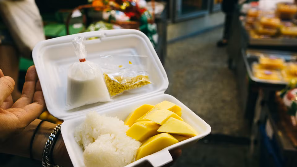 Bằng sự khéo léo của mình, người Thái đã chế biến xoài thành nhiều món và một trong số đó là xôi xoài. Xoài chín ngọt ăn cùng xôi nếp cùng một ít sữa. Bạn không thể quên thưởng thức món ăn này khi đến Bangkok.