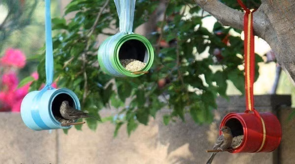 Những chiếc hộp đựng thực phẩm cũng có thể được tận dụng một cách sáng tạo bằng cách sơn chúng với màu sắc đậm và sáng, nổi bật trên nền xanh của thiên nhiên trong vườn. Bạn có thể bỏ đồ ăn vào bên trong dụ những chú chim thường xuyên ghé thăm vườn nhà.