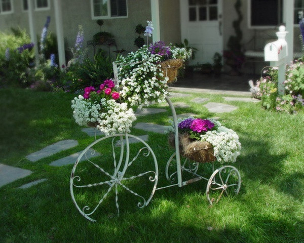 Chiếc xe cũ kỹ cũng có thể biến thành gái đựng những chậu hoa duyên dáng và cá tính cho lối vào nhà.