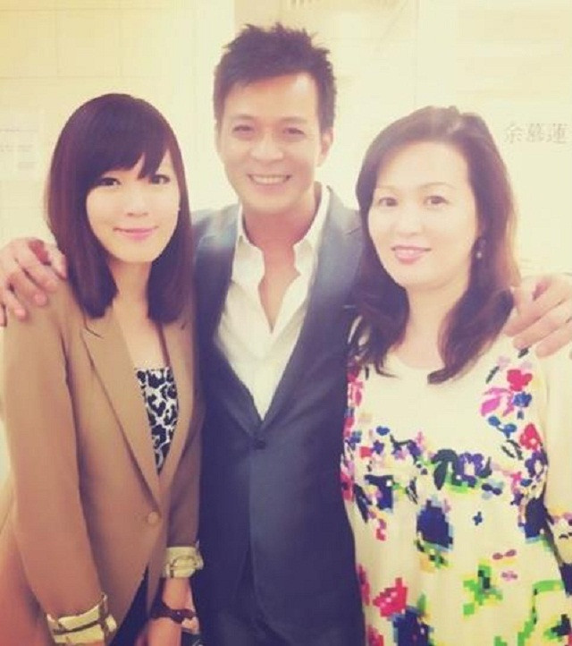 Ngay từ những ngày đi học, Chỉ Tinh đã xinh đẹp vượt trội hơn các bạn. Cô được nhận xét là thừa hưởng nét đẹp từ cả bố và mẹ.