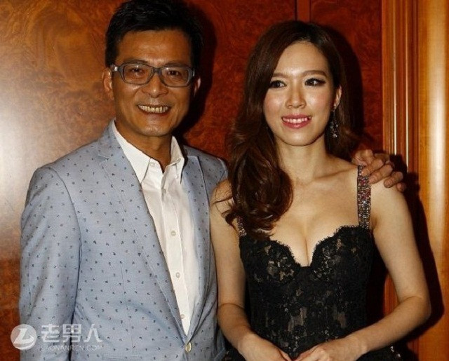 Khi qua ngày tháng huy hoàng, Huỳnh Nhật Hoa cùng vợ sống giản dị và kín tiếng trong đời tư. Vì vậy ít người biết đến cô con gái vô cùng xinh đẹp của Huỳnh Nhật Hoa cũng đang theo con đường nghệ thuật.