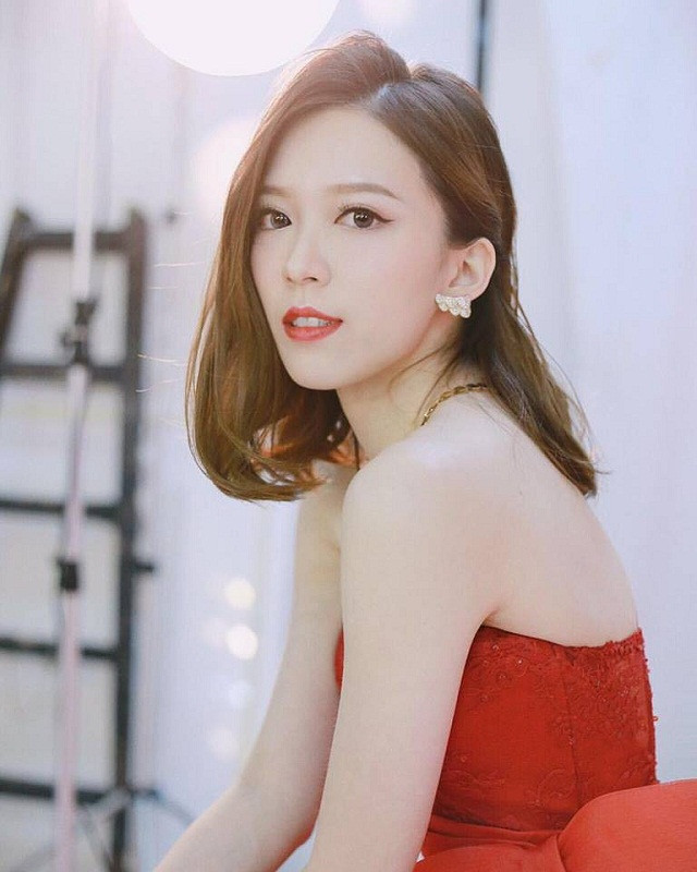 Huỳnh Chỉ Tinh sinh năm 1990, là con gái của Huỳnh Nhật Hoa và nữ diễn viên Lương Khiết Hoa.