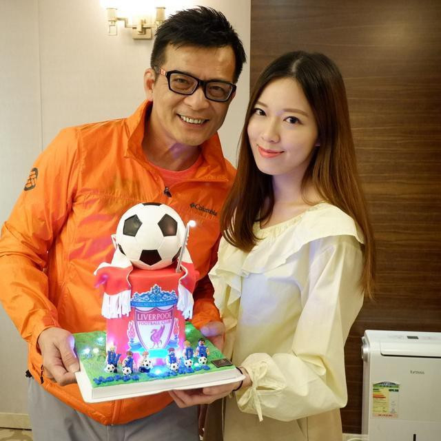 Hiện nay, Chỉ Tinh đang là diễn viên thuộc công ty sản xuất phim Hồng Kông/HK Media Production. Tham gia showbiz nhưng Chỉ Tinh cho biết cô “sẽ không đi theo con đường sexy gợi cảm hay tạo scandal”. Vì không có được vóc dáng cao hay số đo chuẩn nên Chỉ Tinh sẽ không chụp ảnh nội y hay trang phục hở hang quá. Ngoài đóng phim, Huỳnh Chỉ Tinh còn đảm nhận vai trò MC cho một số chương trình truyền hình.