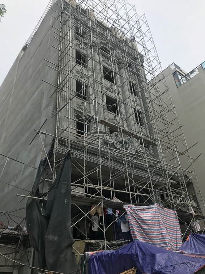 Công trình đang gấp rút hoàn thiện ở phố Hoàng Cầu Mới.