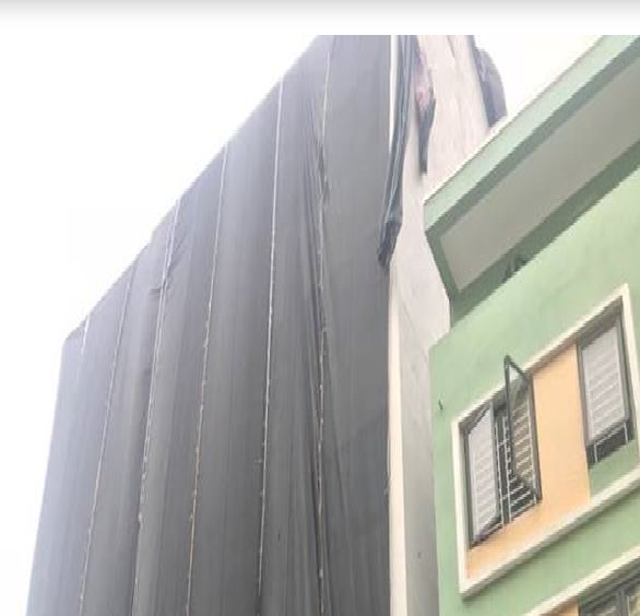 Tòa nhà đồ sộ ở 107-109 ngõ 360 Xã Đàn đang che lưới để hoàn thiện, dù bị "cắt ngọn", nhưng người dân ở đây cho rằng, nó vẫn khác lạ so với giấy phép được cấp. Điều đáng nói, công trình sai phép khủng này ngay cạnh trụ sở của Đội Thanh tra xây dựng quận Đống Đa.