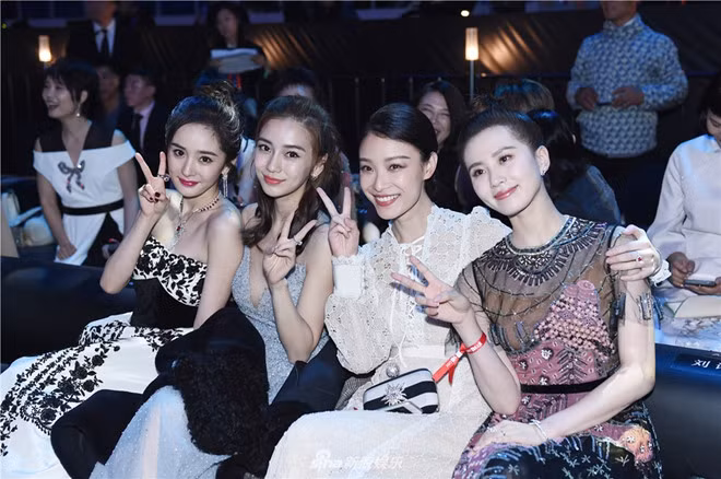 Dương Mịch, Angelababy, Nghê Ni và Lưu Thi Thi tạo dáng cùng khung hình.