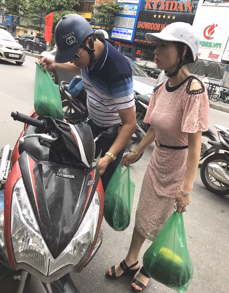 Mọi người đều vui vẻ vì vừa mua được dưa hấu vừa giúp được bà con nông dân.