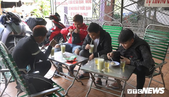 Nhiều vị khách thích thú với ly nước mía sầu riêng hương vị đặc biệt.