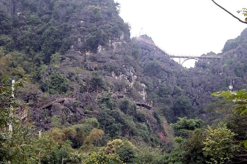 Công trình xây dựng trái phép "Tràng An cổ". Ảnh: Đỗ Tấn.