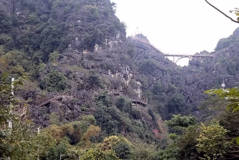 Công trình xây dựng trái phép "Tràng An cổ". Ảnh: Đỗ Tấn.