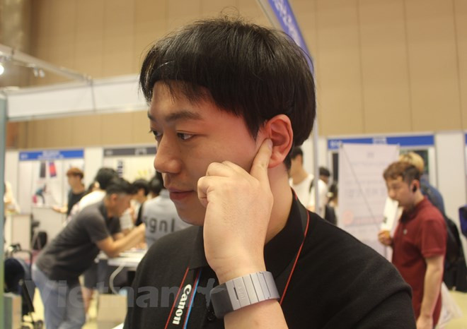 Các kỹ sư của Innomdle Lab thực hiện cuộc gọi qua ngón tay thông qua Sgnl. Ảnh: PV/Vietnam+.