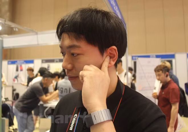 Các kỹ sư của Innomdle Lab thực hiện cuộc gọi qua ngón tay thông qua Sgnl. Ảnh: PV/Vietnam+.