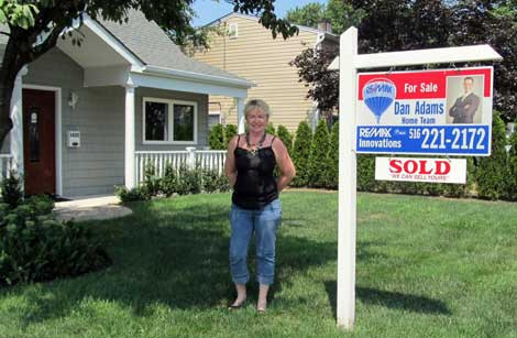 Không ít gia chủ treo bảng bán nhà.