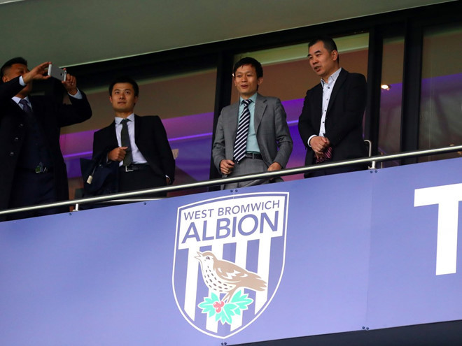 10. Guochuan Lai (West Bromwich Albion) - Tài sản: 3,6 tỷ USD (2017) Tỷ phú Trung Quốc làm giàu nhờ kinh doanh trong lĩnh vực bất động sản, xây dựng. Năm 2014, ông thâu tóm câu lạc bộ West Bromwich Albion thông qua một công ty quản lý tài sản.