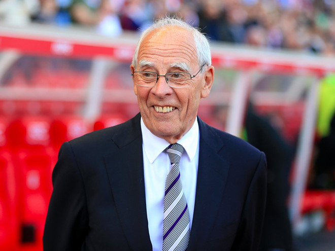 4. Gia đình Coates (Stoke City) - Tài sản: 5,4 tỷ USD (2010) Peter Coates bỏ học năm 14 tuổi vào năm 1952. Sau khi thực hiện nghĩa vụ quân sự, ông trở thành quản lý khu vực của một chuỗi nhà hàng. Sau đó, ông thành lập công ty dịch vụ thực phẩm chuyên phục vụ các sân vận động bóng đá. Tài sản của gia đình Coates tăng mạnh vào năm 2000 khi con gái của Peter thành lập bet365 - hiện là một trong những nền tảng cá cược trực tuyến hàng đầu thế giới. Bet365 sở hữu và là nhà tài trợ của Stoke City với chủ tịch là Peter Coates.