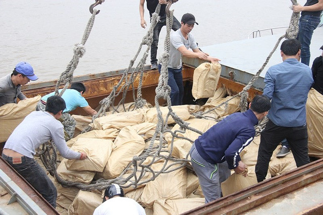 Hàng hóa trên tàu. Ảnh: Quang Hùng.