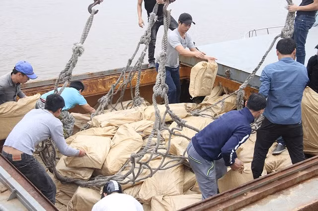 Hàng hóa trên tàu. Ảnh: Quang Hùng.