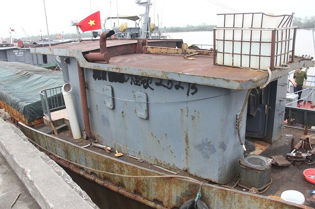Tàu vỏ sắt bị Tổ công tác thuộc Hải đội 1 phát hiện. Ảnh: Quang Hùng.