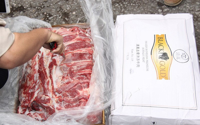 Tổ công tác thuộc Hải đội 1 khám xét phát hiện thịt trâu được đóng gói bên trong các hộp cac tông. Ảnh: Quang Hùng.