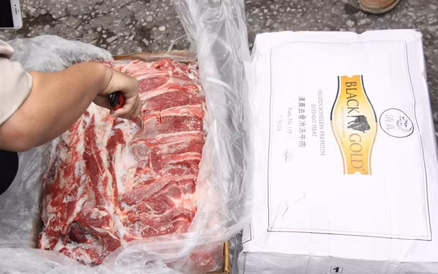 Tổ công tác thuộc Hải đội 1 khám xét phát hiện thịt trâu được đóng gói bên trong các hộp cac tông. Ảnh: Quang Hùng.