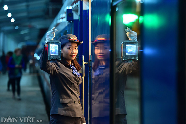 Tàu SE3 đón khách đi chặng Bắc - Nam. Xuất phát từ Hà Nội lúc 22h tối, tàu sẽ chạy 31 tiếng để vào đến ga Sài Gòn lúc 5h30 sáng. Dù được nâng cấp, nhưng giá vé SE3 không thay đổi so với tàu thường.