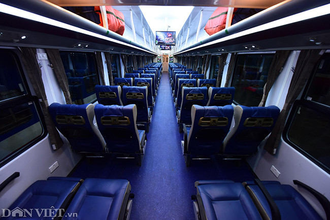 Toa ngồi mềm điều hòa, giá vé 1,2 triệu đồng. Sàn toa xe làm bằng nhôm để tăng độ chống ồn cũng như giảm trọng lượng thùng xe. Trên sàn lót một tấm trải nhập khẩu từ Nhật Bản. Mỗi toa ghế mềm được trang bị 2 tivi phục vụ khách.