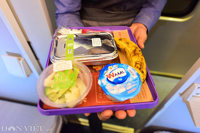 Toa phục vụ ăn uống với giá cả không đổi so với tàu thường: bát mì thịt có giá 30.000 đồng; suất cơm 35.000 đồng; cà phê, bia, nước ngọt có giá từ 12.000 đến 25.000 đồng.