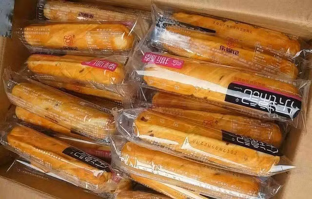 Bánh mì que ngàn lớp Trung Quốc có giá chỉ 3.000-4.000 đồng/chiếc.