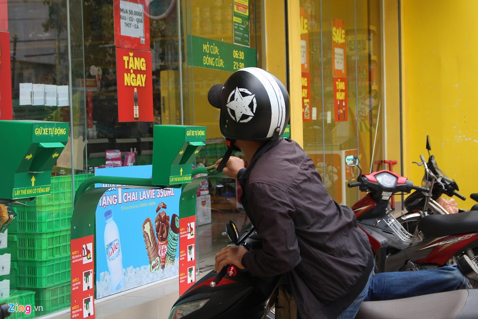 Sau một thời gian, nhiều người đã quen với hệ thống giữ xe tự động này. Tuy nhiên, hiện tại, mô hình này chỉ mới được áp dụng tại một số cửa hàng ở quận Tân Phú. Anh Quốc Minh (quận Tân Bình) thích thú với hệ thống giữ xe tại cửa hàng này. Anh hy vọng khu vực anh ở mau chóng được áp dụng để thuận tiện và an tâm khi mua sắm.