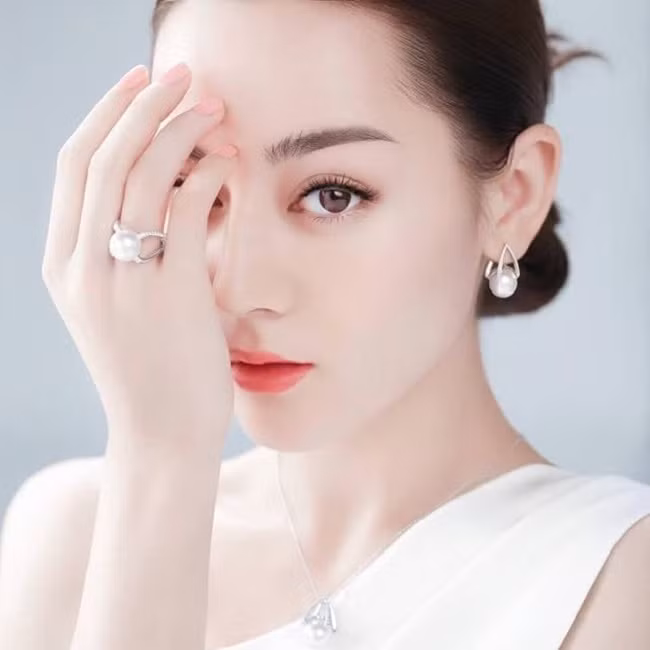 Qua khu da den, nhan nheo Dich Le Nhiet Ba cua gay choang-Hinh-5