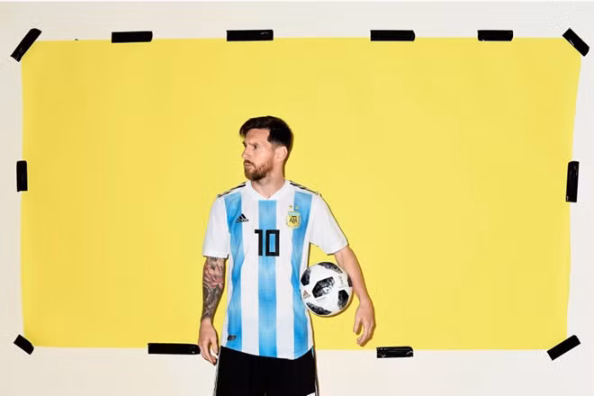 1. Lionel Messi, Argentina - 111 triệu USD Lần đầu tiên, tiền đạo của Barcelona đã vượt qua đối thủ Cirstiano Ronaldo trong danh sách này. Messi đã kí kết hợp đồng lớn trong mùa giải 2020-2021. Hợp đồng mới này giúp anh trở thành cầu thủ được trả lương cao nhất thế giới - 667.000 USD/tuần. Ngoài ra, Messi mang về thêm 59,6 triệu USD tiền thưởng. Cùng với đó là thu nhập tới từ các hợp đồng quảng cáo với Gatorade, Adidas và Pepsi. Ảnh: Getty Images.
