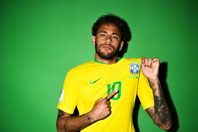 3. Neymar, Brazil - 90 triệu USD Về vị trí thứ 3 với con số thu nhập chênh lệch gấp 2,6 lần vị trí thứ 4 là Neymar. Tiền lương và thưởng mà Neymar bỏ túi là 73 triệu USD. 17 triệu USD tới từ các hợp đồng quảng cáo với rất nhiều thương hiệu nổi tiếng như Nike, Red Bull, Beats và McDonalds. Anh được kì vọng mang về chiếc cúp lần thứ 6 cho đội tuyển Brazil. Ảnh: Getty Images.