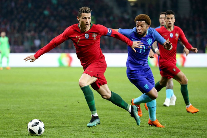 2. Cristiano Ronaldo, Bồ Đào Nha - 108 triệu USD Ronaldo vừa có mở màn không thể tuyệt vời hơn tại World Cup 2018. Ngôi sao của Real Madrid nắm trong tay 61 triệu USD tiền lương và thưởng. Phần không nhỏ trong thu nhập của anh chàng tới từ hợp đồng của Nike và Herbalife. Ngoài ra, công ty CR7 cũng mang về thêm 1 khoản cho Ronaldo. Ảnh: Getty Images.