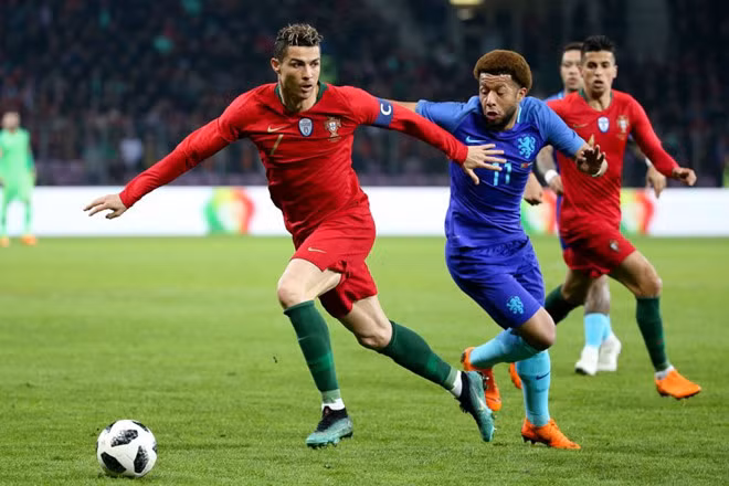 2. Cristiano Ronaldo, Bồ Đào Nha - 108 triệu USD Ronaldo vừa có mở màn không thể tuyệt vời hơn tại World Cup 2018. Ngôi sao của Real Madrid nắm trong tay 61 triệu USD tiền lương và thưởng. Phần không nhỏ trong thu nhập của anh chàng tới từ hợp đồng của Nike và Herbalife. Ngoài ra, công ty CR7 cũng mang về thêm 1 khoản cho Ronaldo. Ảnh: Getty Images.