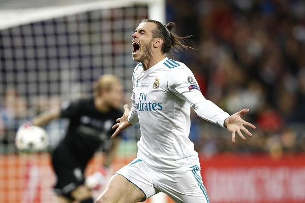 4. Gareth Bale, Wales - 34,6 triệu USD Chàng cầu thủ mang áo số 11 được nhận xét là "tốc độ cực nhanh, khả năng qua người tuyệt vời, chân trái tốt và thể chất phi thường". Mức lương hiện tại của anh tại Real Madrid là 28,6 triệu USD. Ảnh: Getty Images.