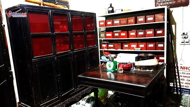 Không gian khám chữa bệnh, bốc thuốc của gia đình ông Quế.