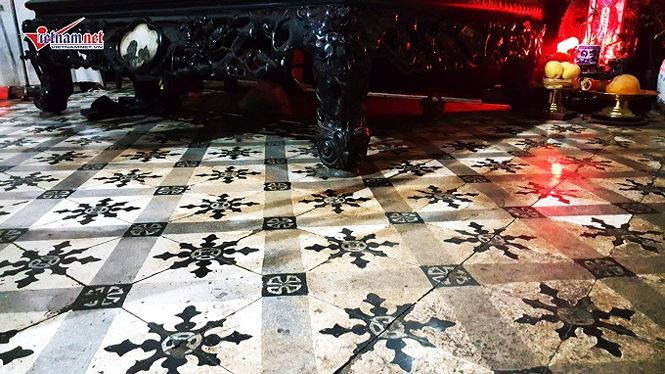 Sàn gạch đá hoa này được ông nội của ông Quế tiến hành lát lại vào năm 1932.